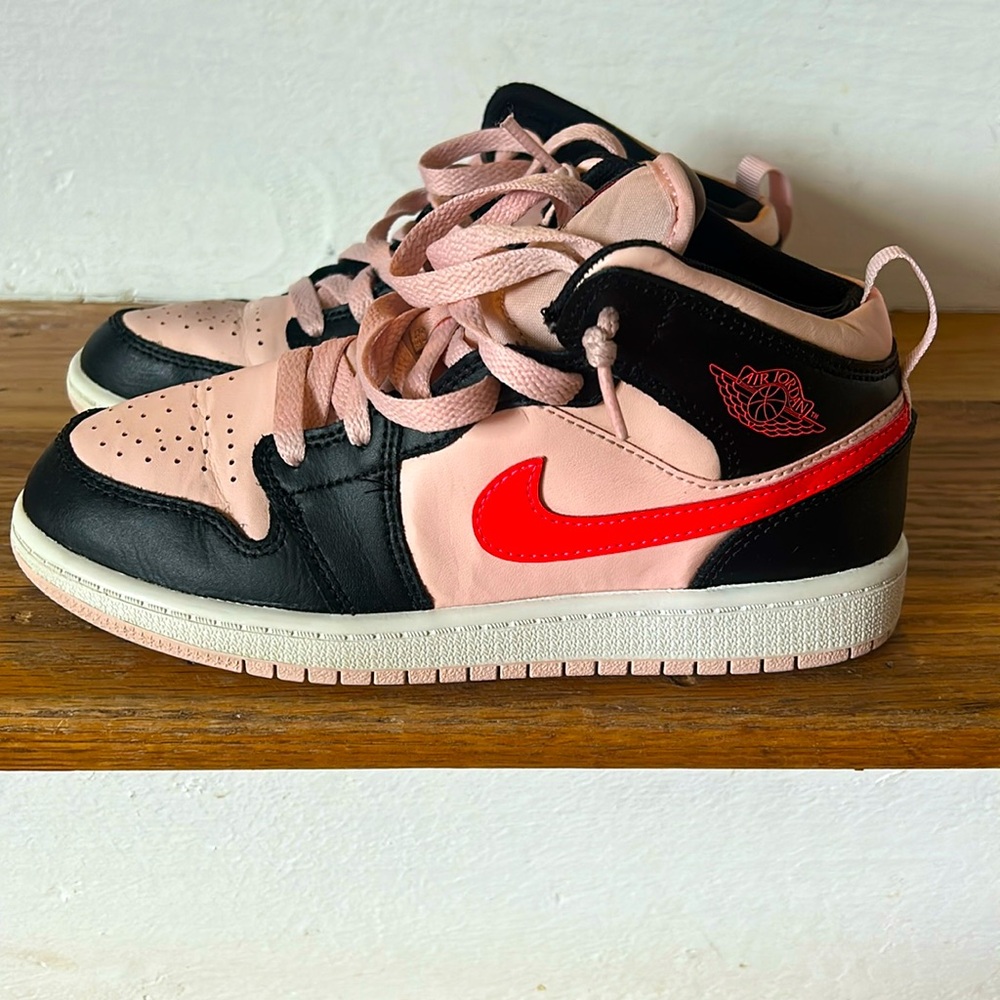 Jordan retro light pink/ black kids air Jordan sz 2.5Y, slight crease
